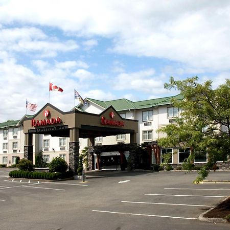 Ramada By Wyndham Surrey/Langley Hotel Bagian luar foto