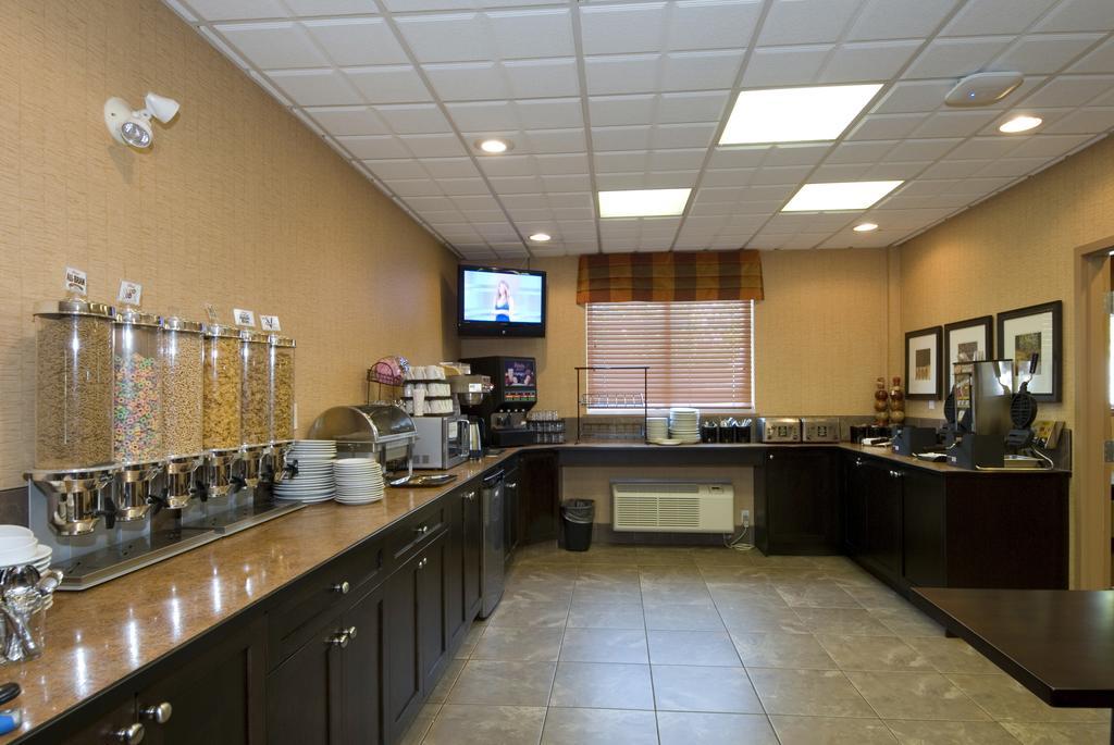 Ramada By Wyndham Surrey/Langley Hotel Bagian luar foto