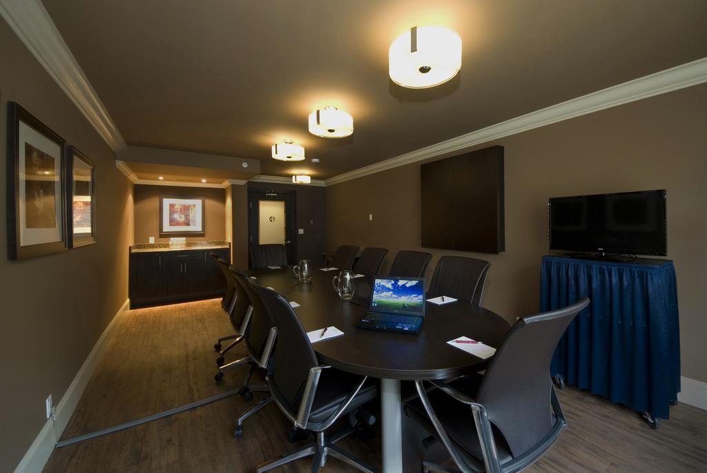 Ramada By Wyndham Surrey/Langley Hotel Bagian luar foto