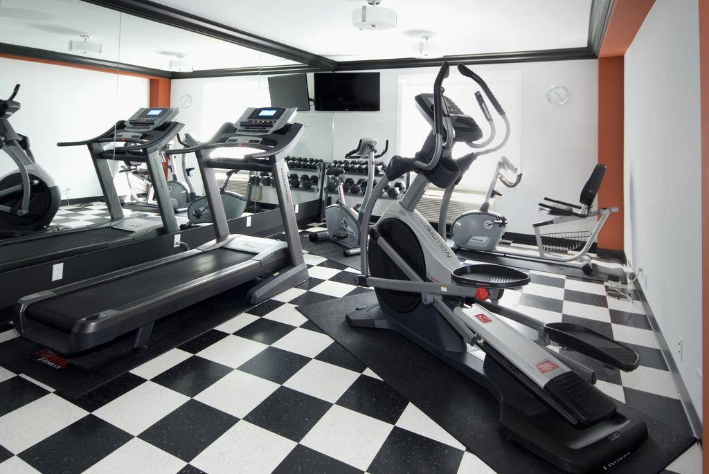 Ramada By Wyndham Surrey/Langley Hotel Bagian luar foto