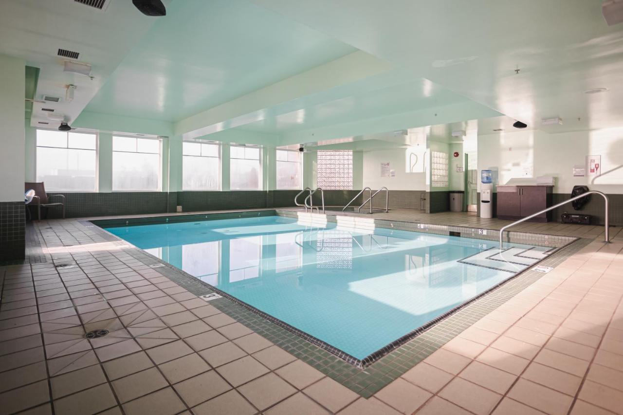 Ramada By Wyndham Surrey/Langley Hotel Bagian luar foto