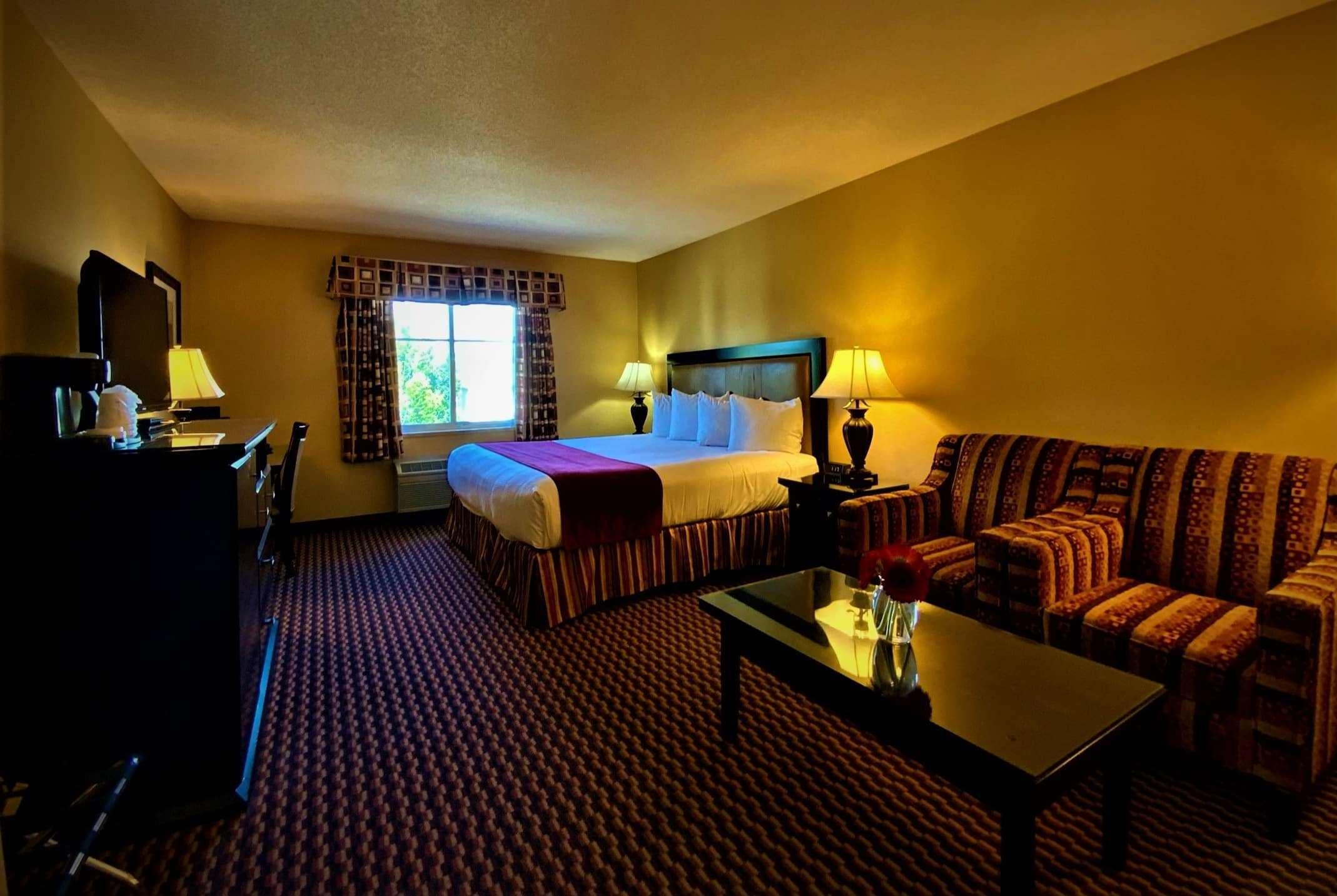 Ramada By Wyndham Surrey/Langley Hotel Bagian luar foto