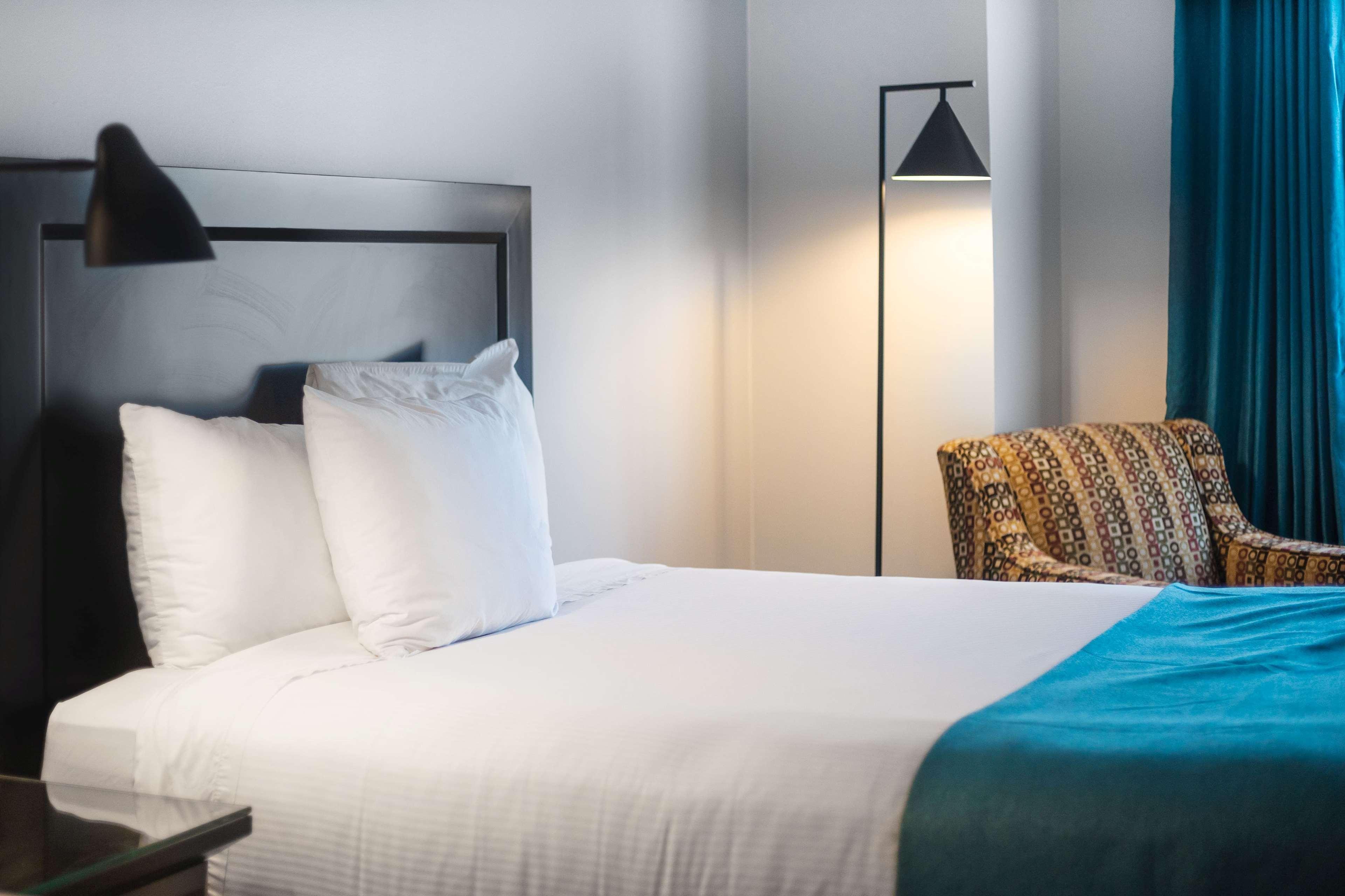 Ramada By Wyndham Surrey/Langley Hotel Bagian luar foto