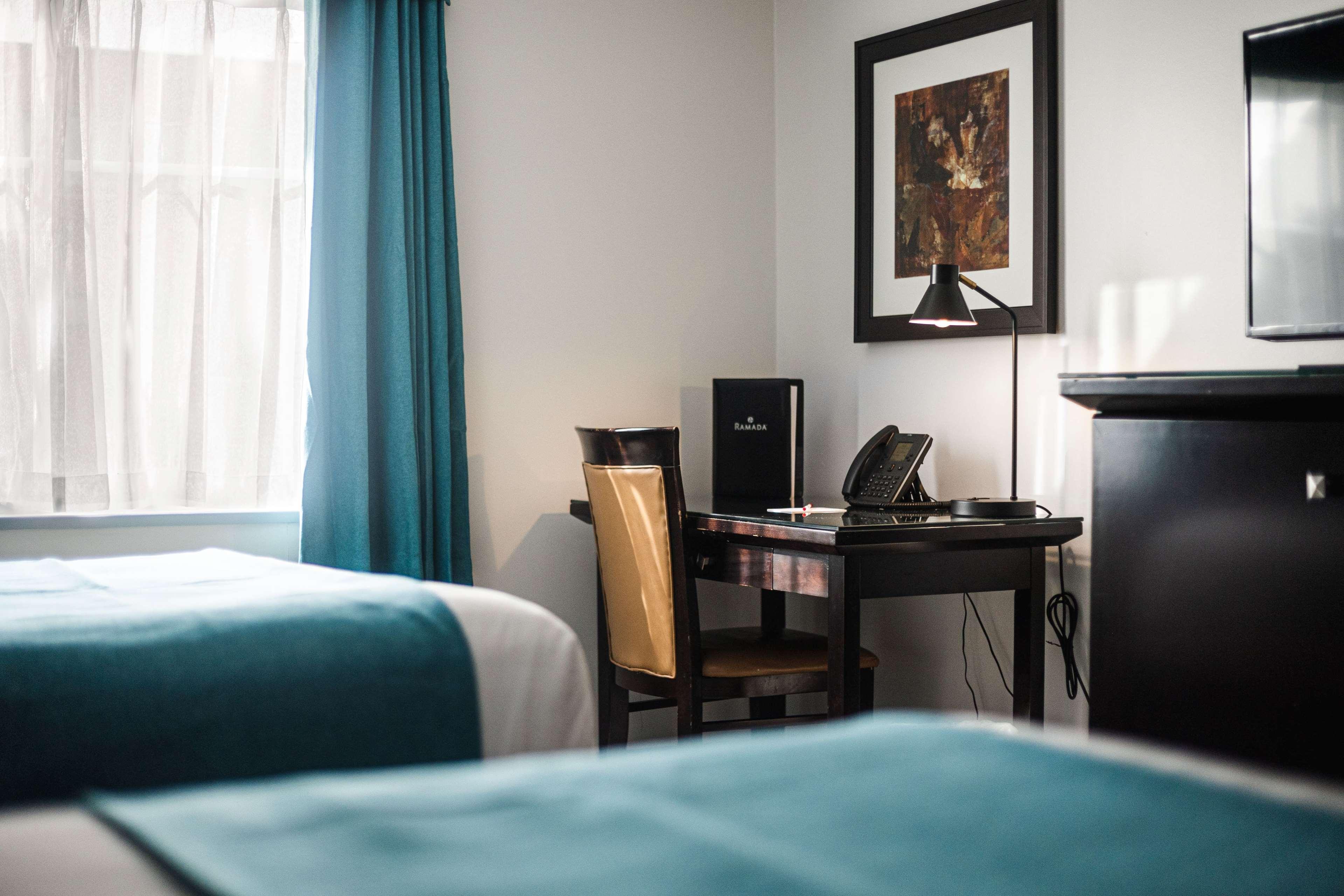 Ramada By Wyndham Surrey/Langley Hotel Bagian luar foto