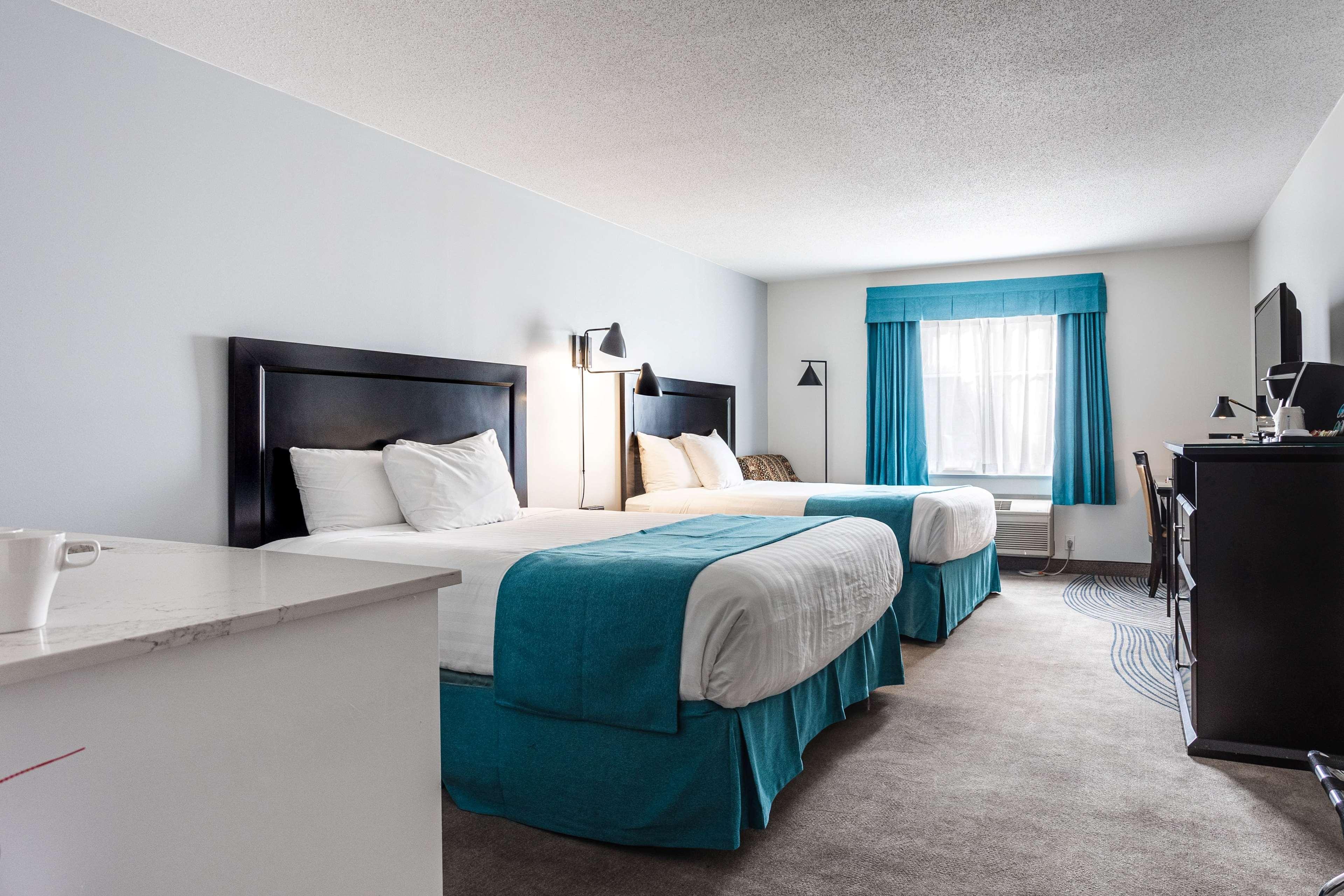 Ramada By Wyndham Surrey/Langley Hotel Bagian luar foto