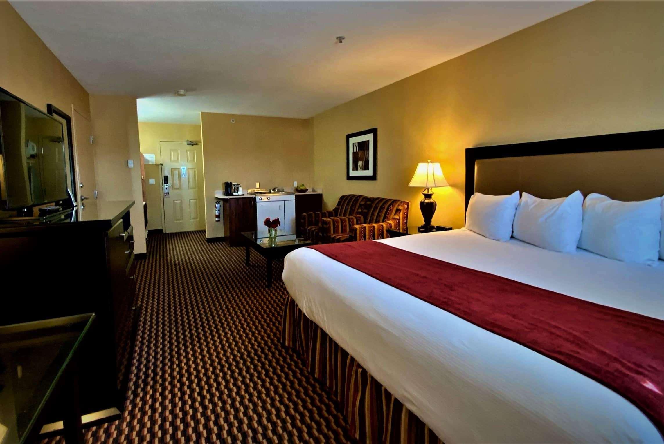 Ramada By Wyndham Surrey/Langley Hotel Bagian luar foto