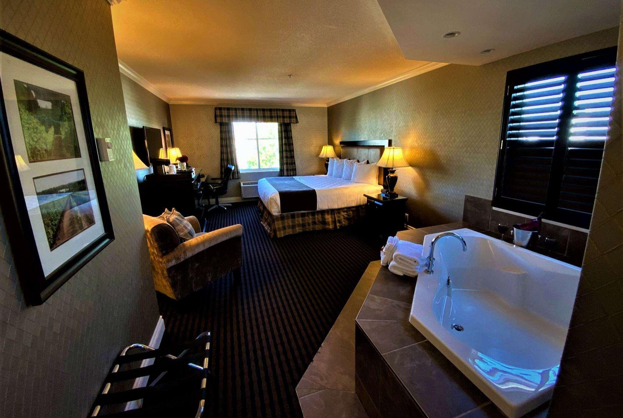 Ramada By Wyndham Surrey/Langley Hotel Bagian luar foto