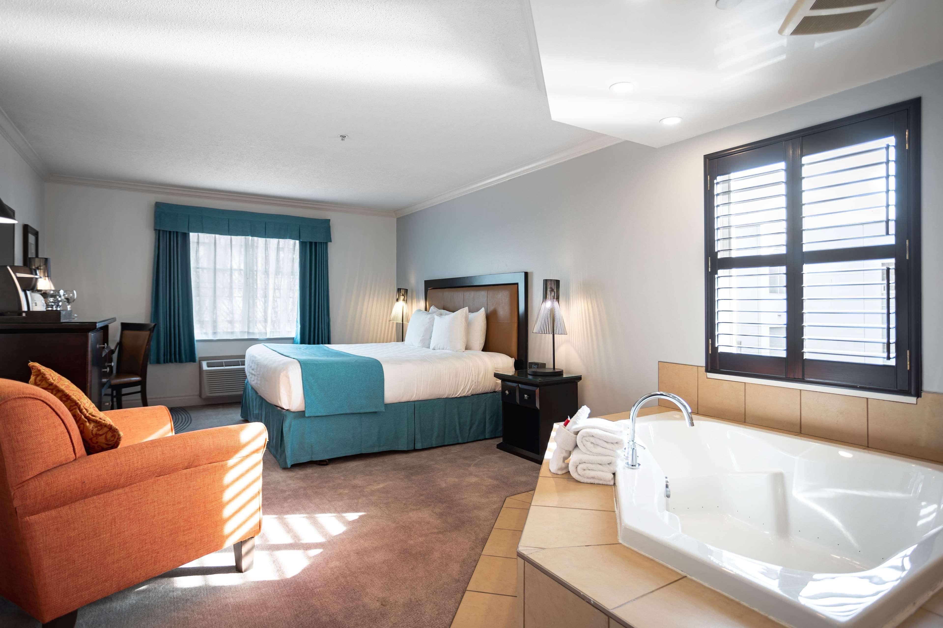 Ramada By Wyndham Surrey/Langley Hotel Bagian luar foto