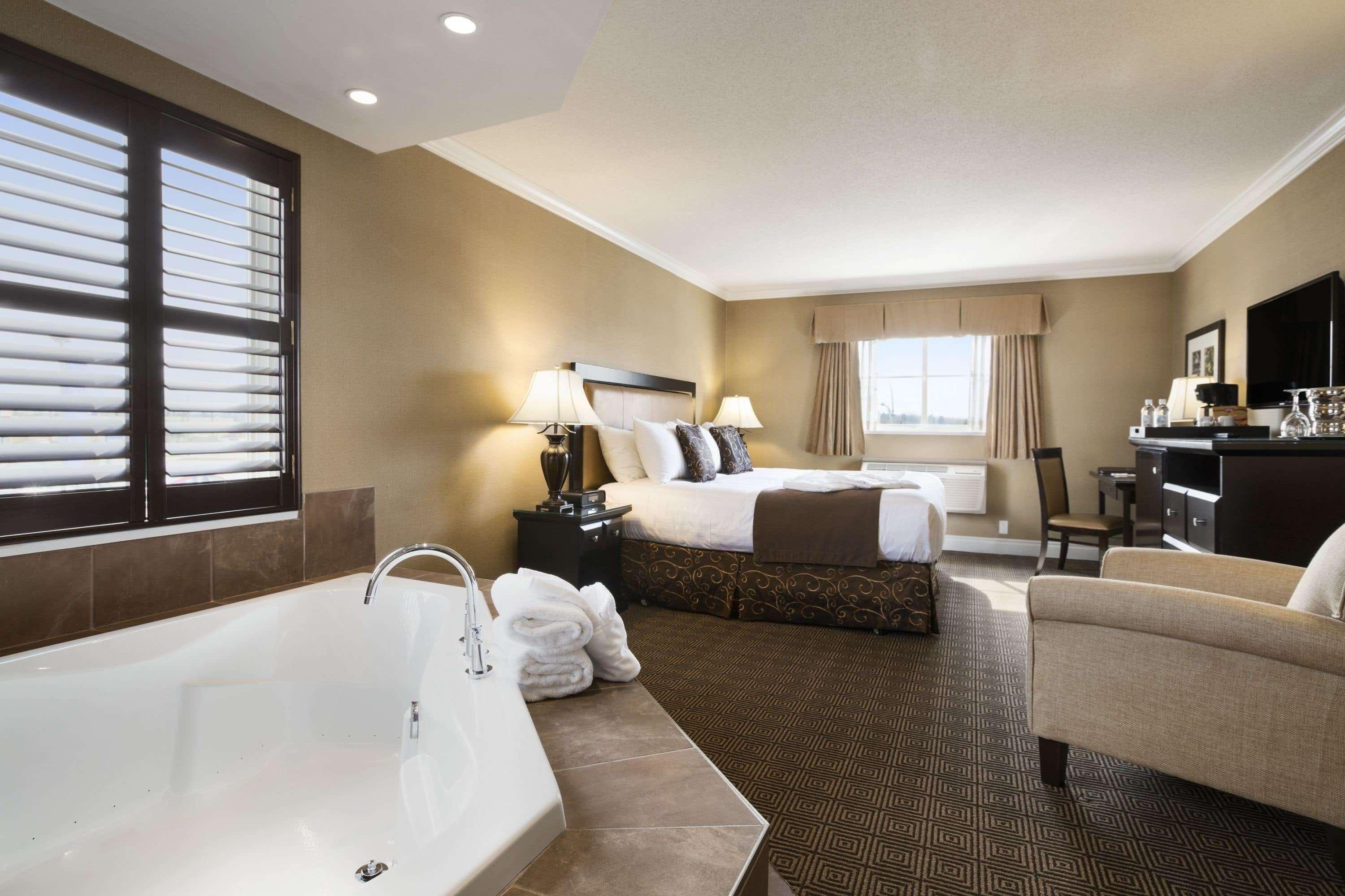 Ramada By Wyndham Surrey/Langley Hotel Bagian luar foto