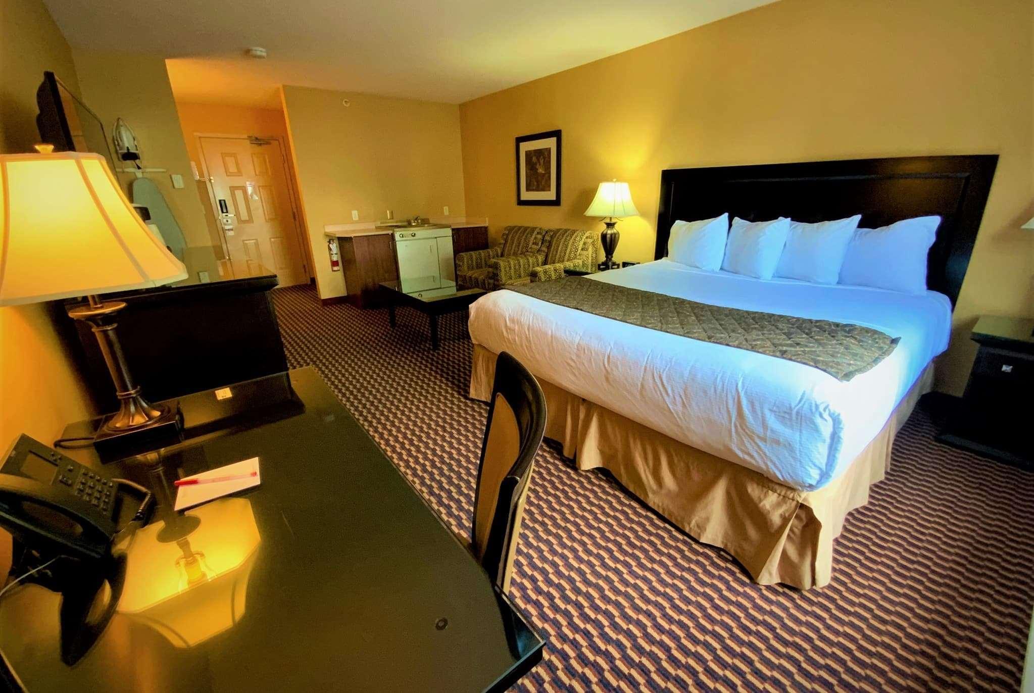 Ramada By Wyndham Surrey/Langley Hotel Bagian luar foto