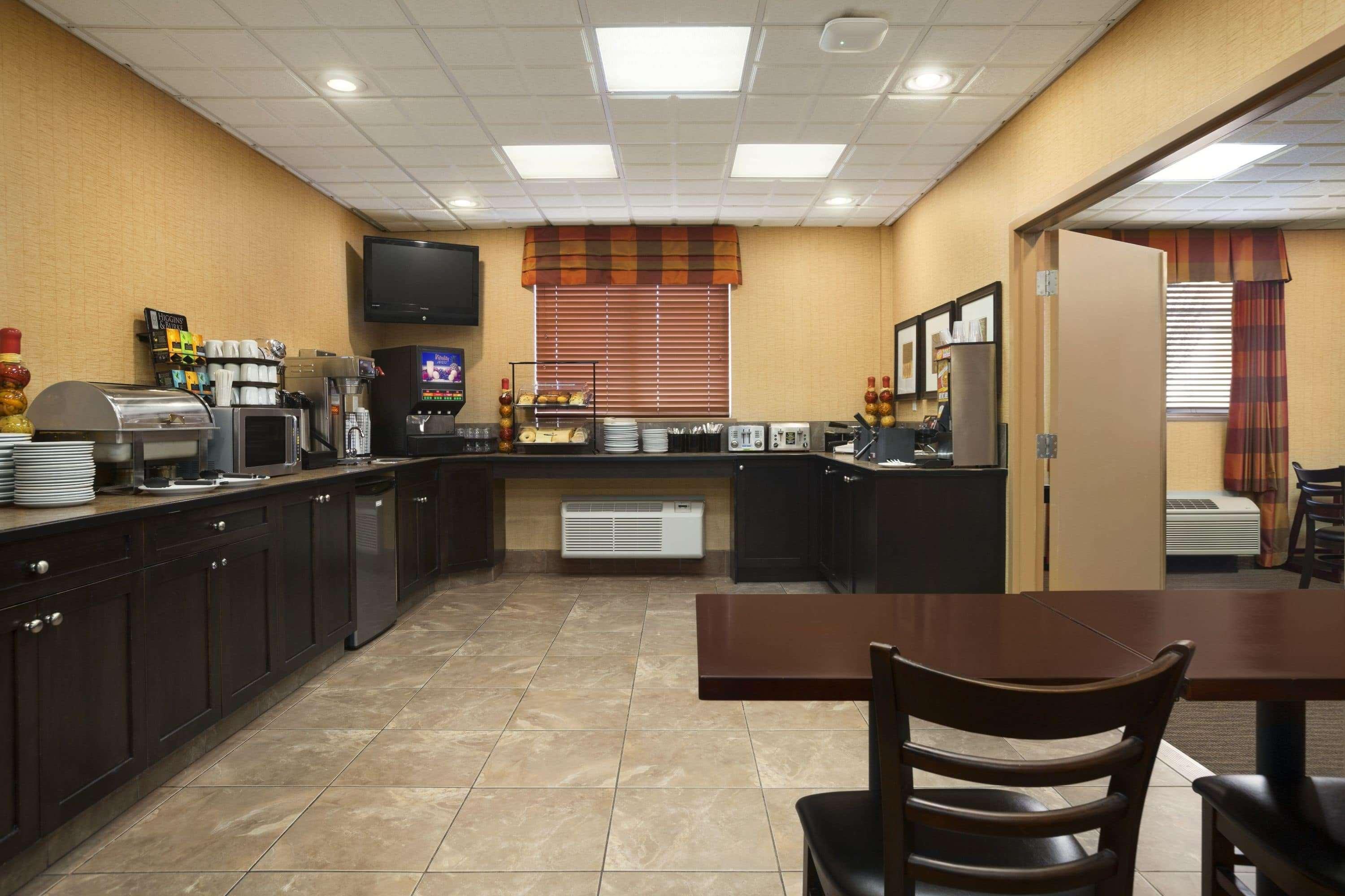 Ramada By Wyndham Surrey/Langley Hotel Bagian luar foto