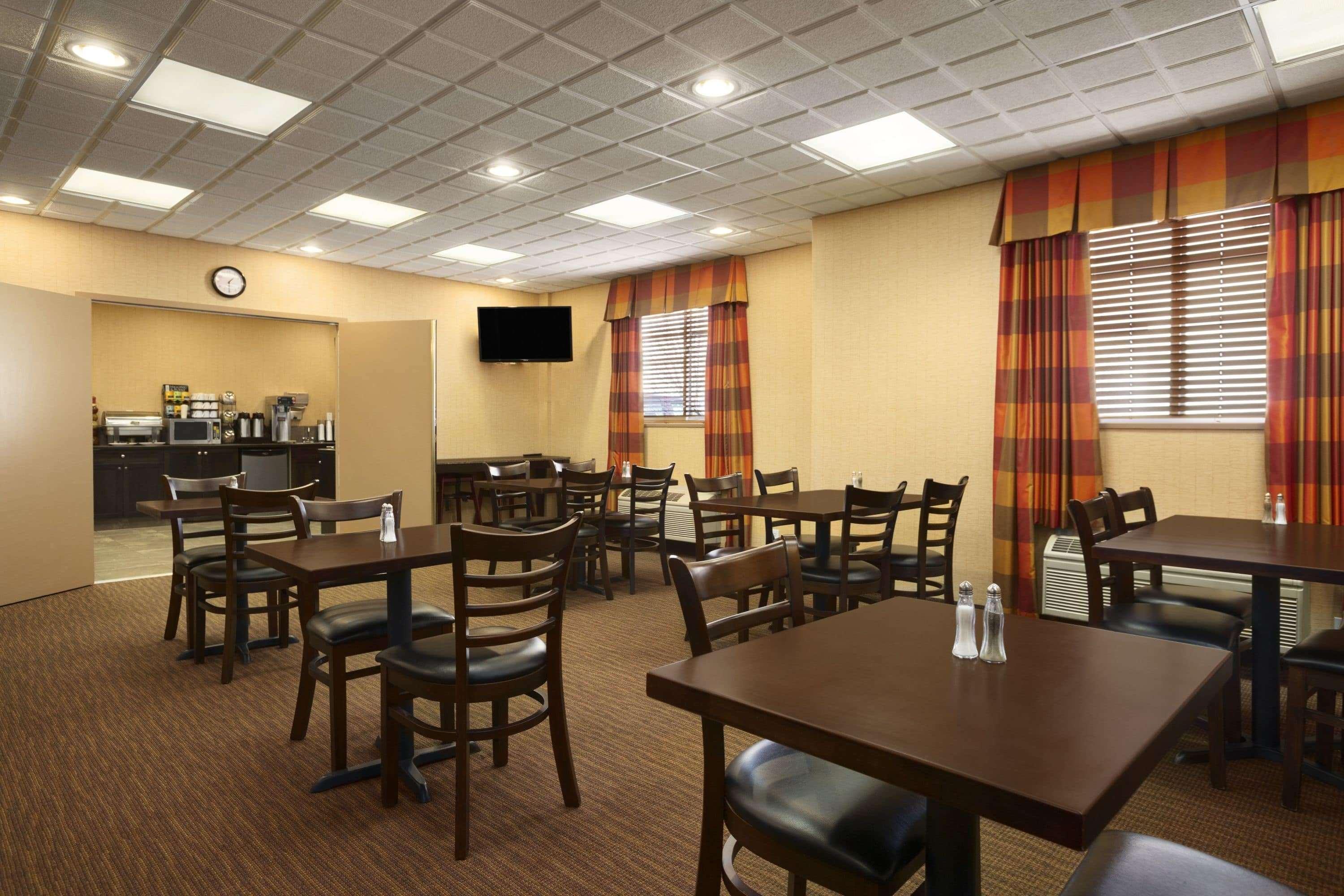 Ramada By Wyndham Surrey/Langley Hotel Bagian luar foto