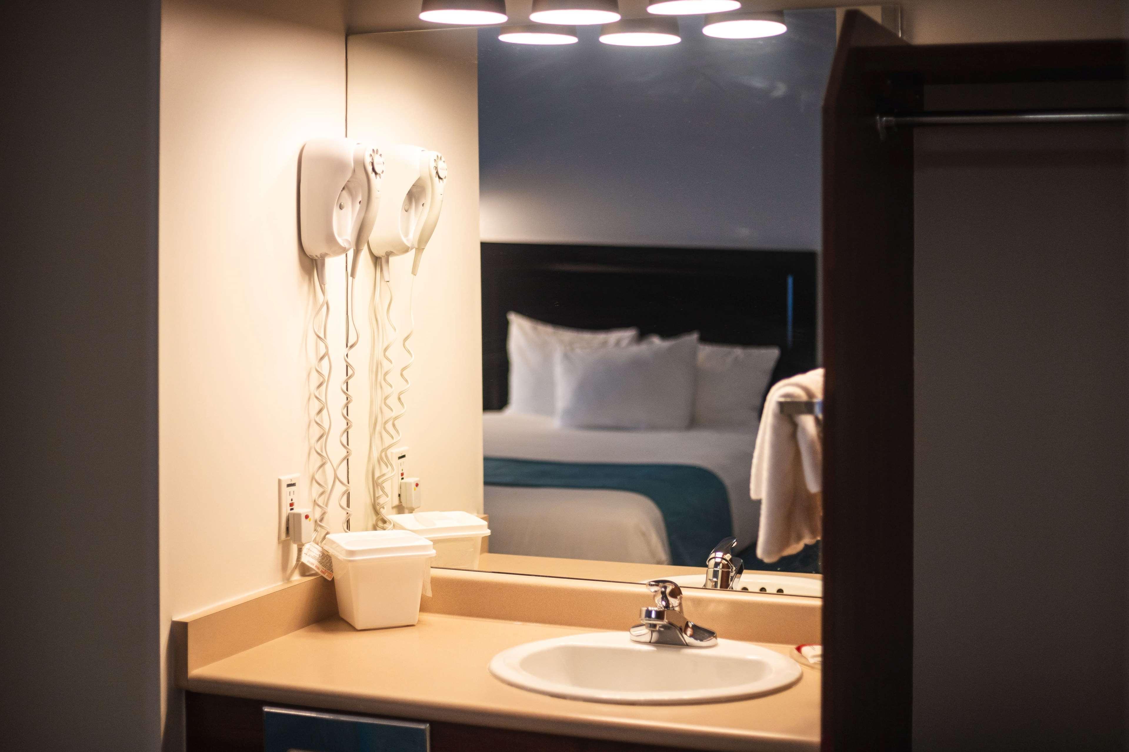 Ramada By Wyndham Surrey/Langley Hotel Bagian luar foto