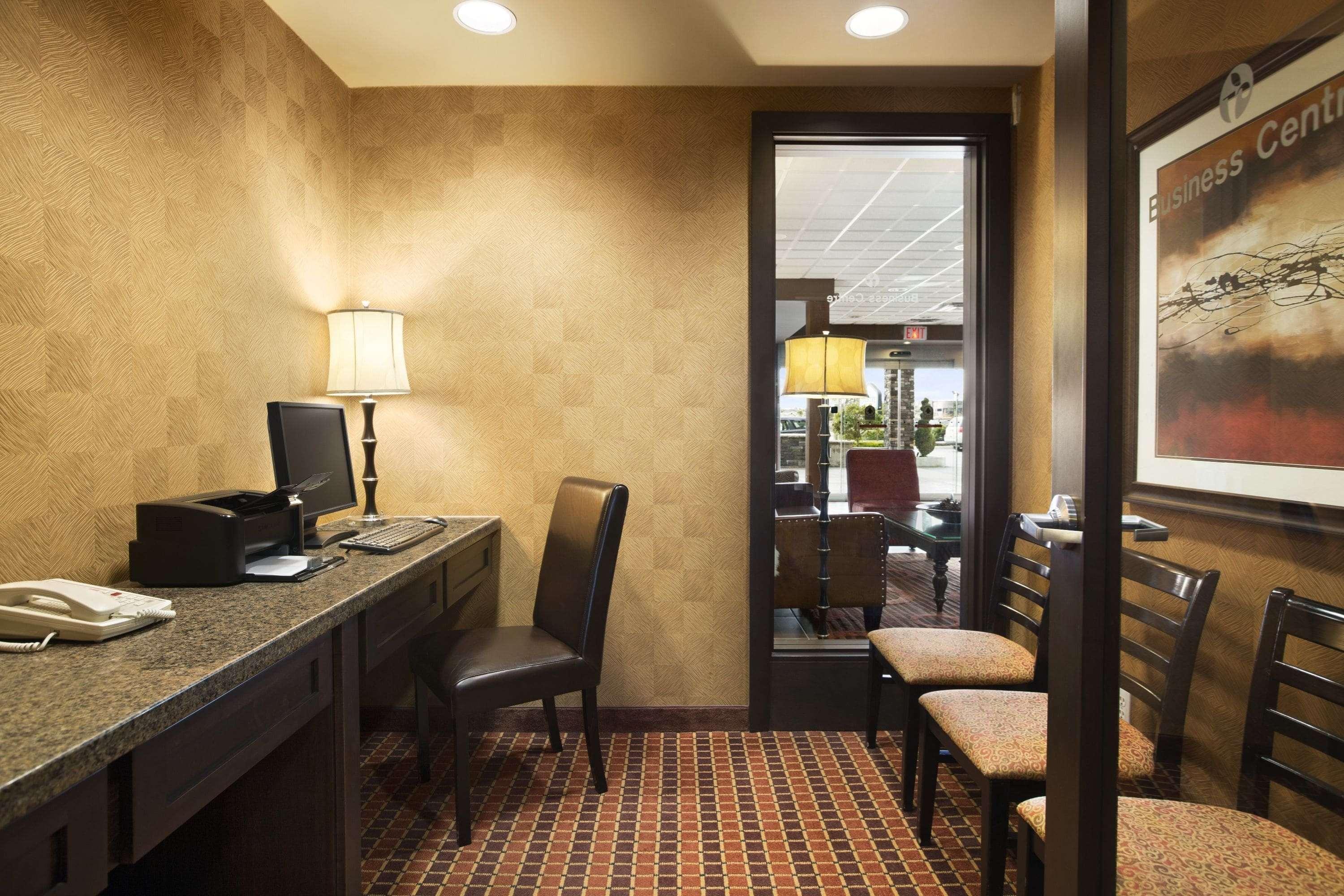Ramada By Wyndham Surrey/Langley Hotel Bagian luar foto