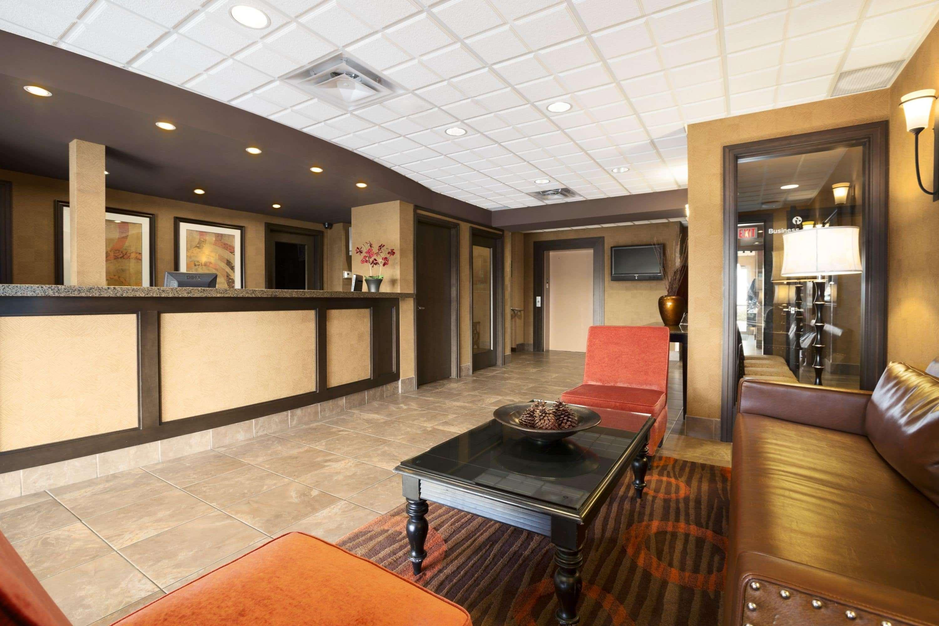 Ramada By Wyndham Surrey/Langley Hotel Bagian luar foto