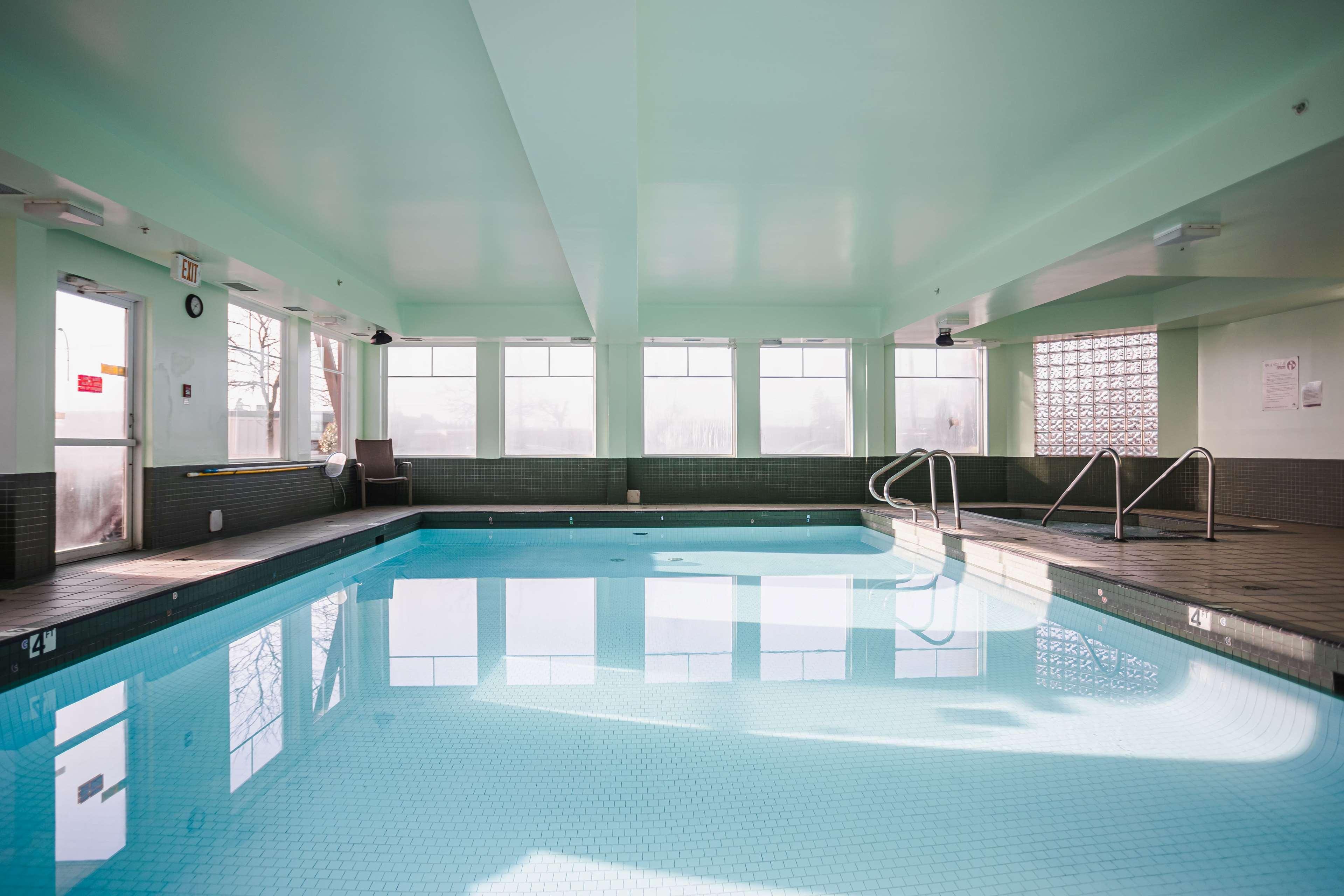 Ramada By Wyndham Surrey/Langley Hotel Bagian luar foto