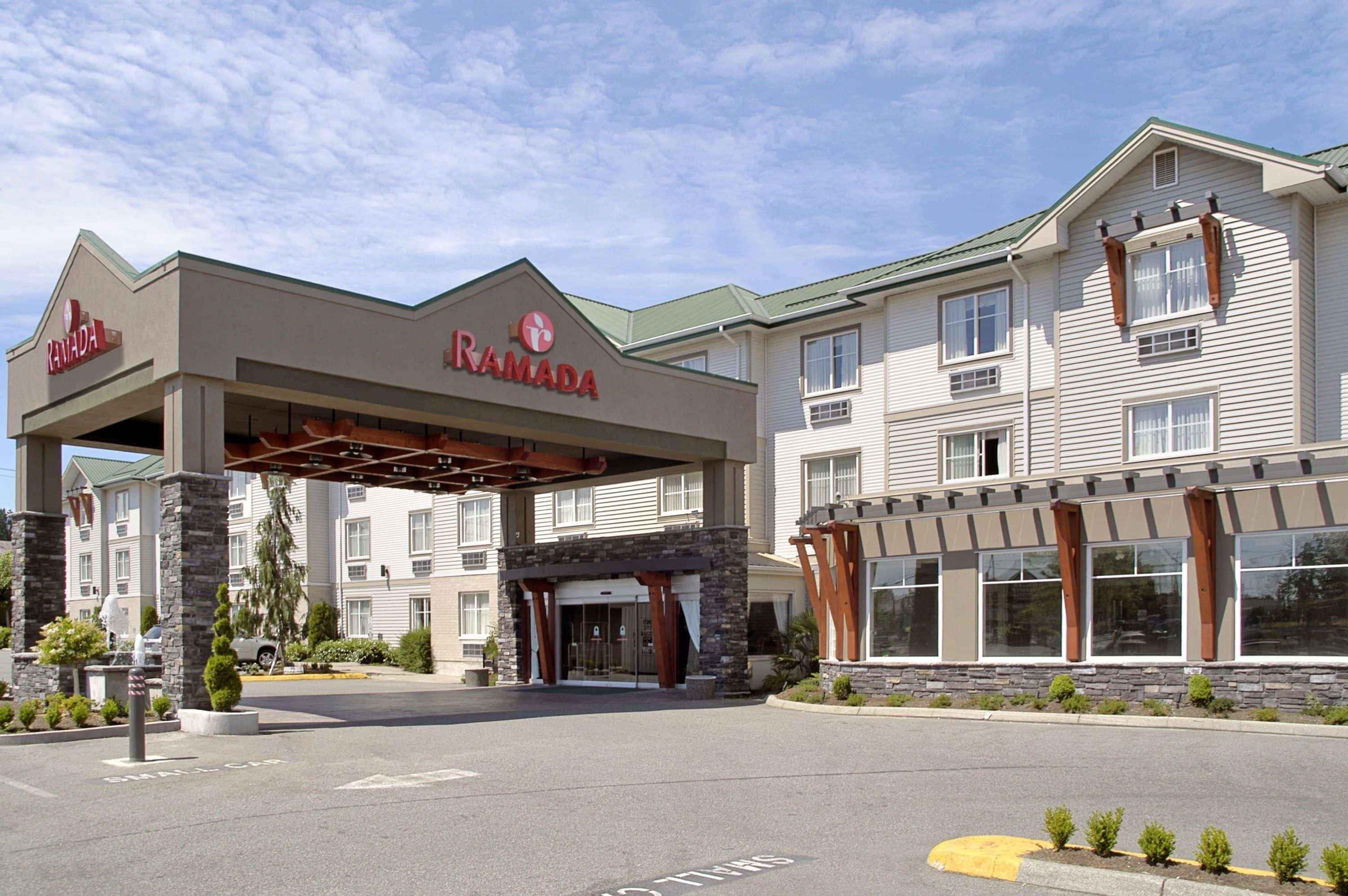 Ramada By Wyndham Surrey/Langley Hotel Bagian luar foto