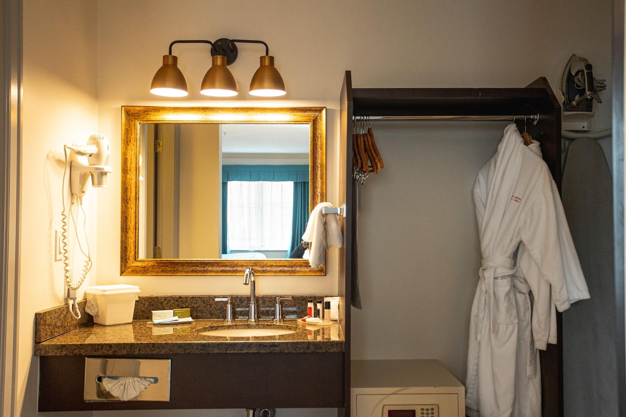 Ramada By Wyndham Surrey/Langley Hotel Bagian luar foto