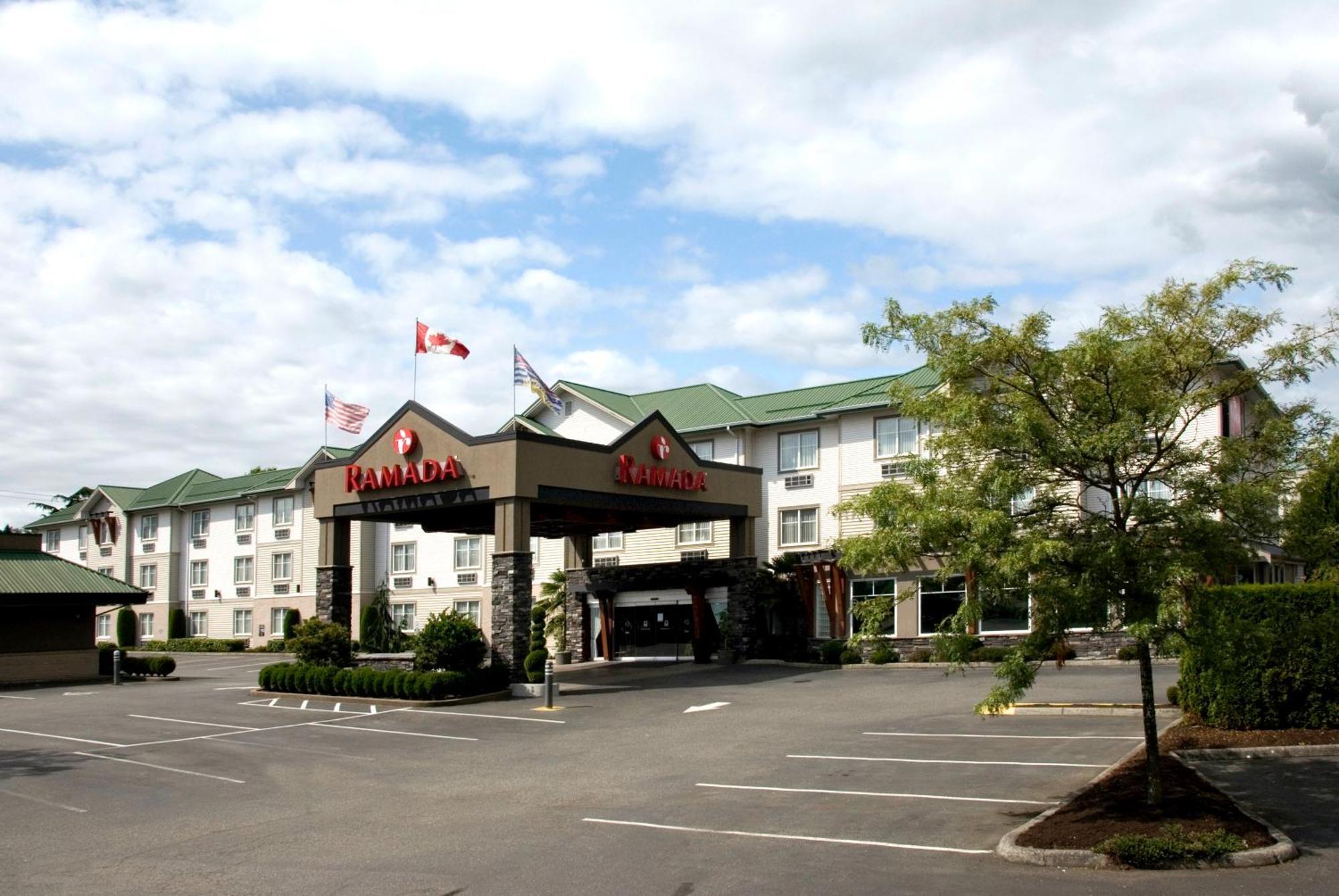 Ramada By Wyndham Surrey/Langley Hotel Bagian luar foto