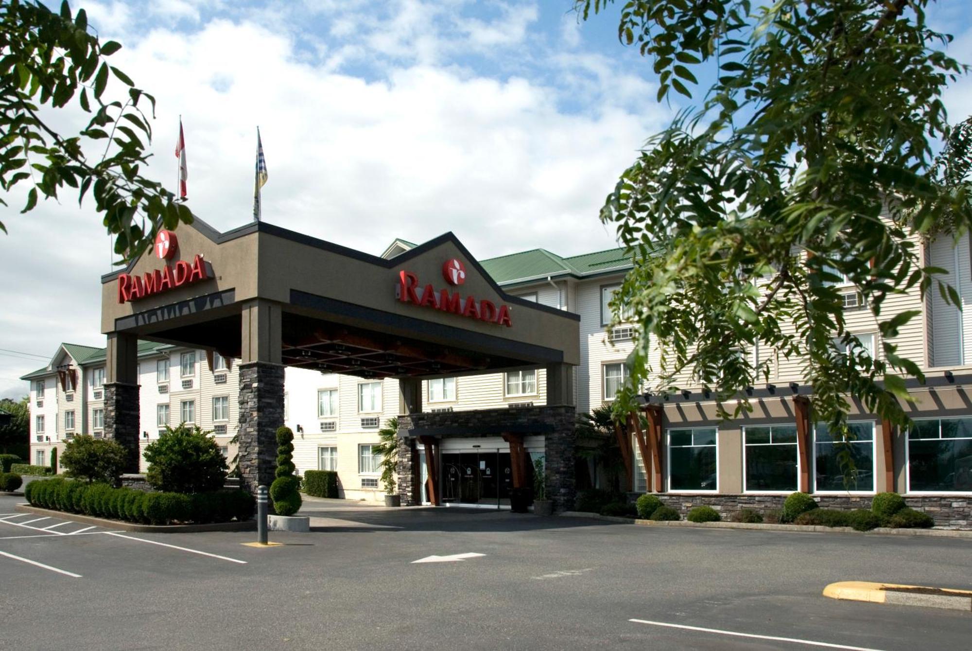 Ramada By Wyndham Surrey/Langley Hotel Bagian luar foto