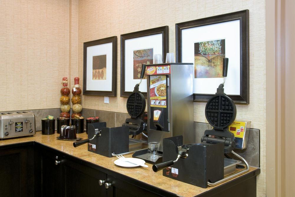 Ramada By Wyndham Surrey/Langley Hotel Bagian luar foto