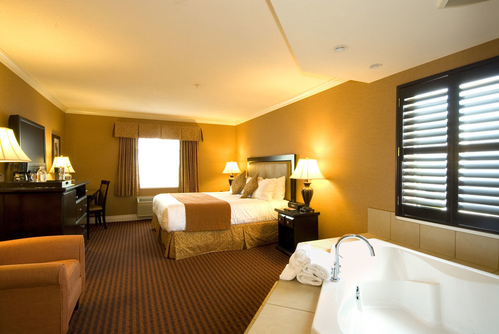 Ramada By Wyndham Surrey/Langley Hotel Bagian luar foto