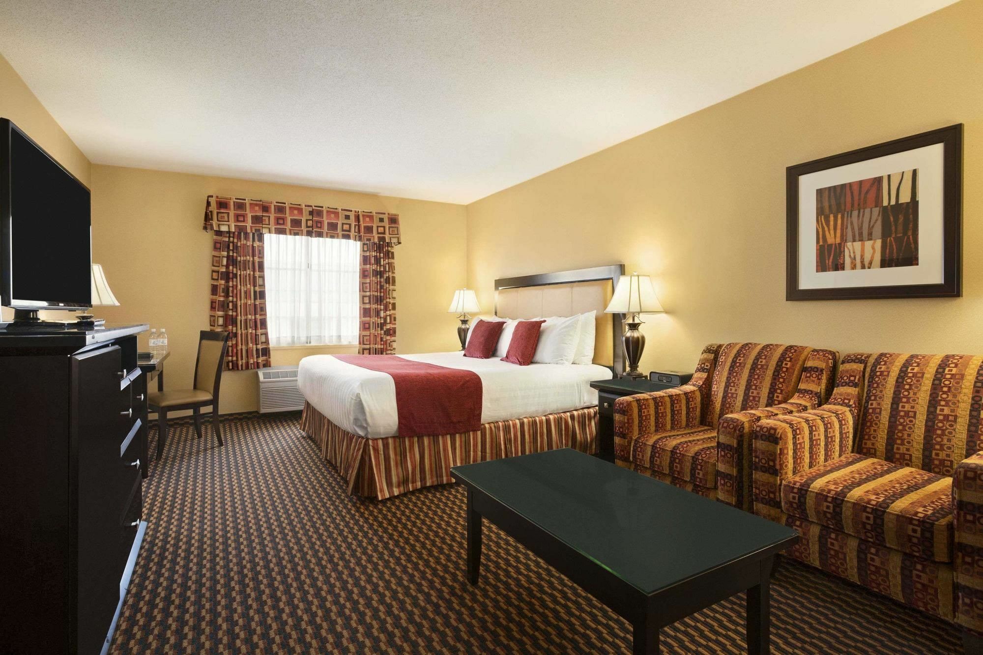 Ramada By Wyndham Surrey/Langley Hotel Bagian luar foto