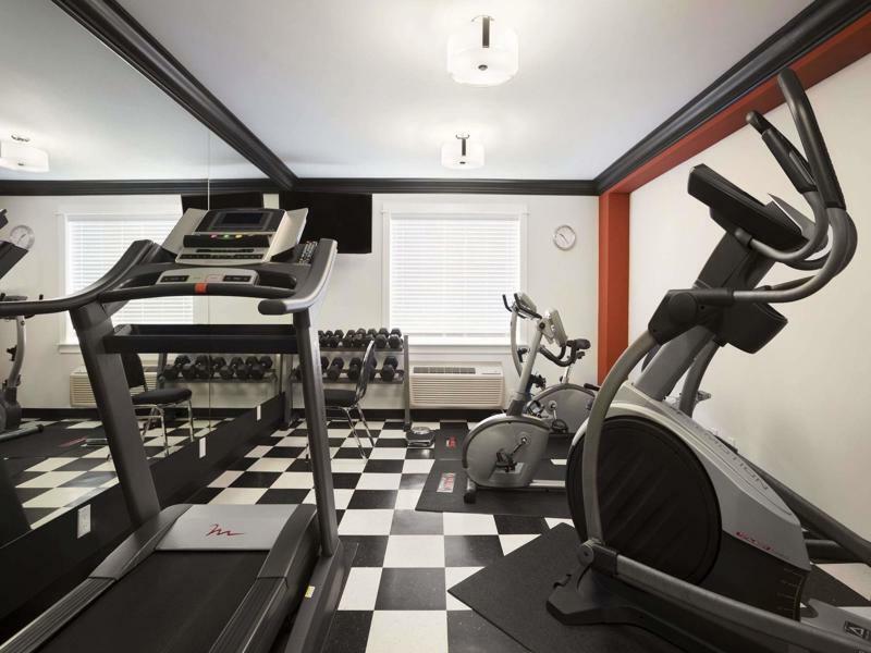 Ramada By Wyndham Surrey/Langley Hotel Bagian luar foto
