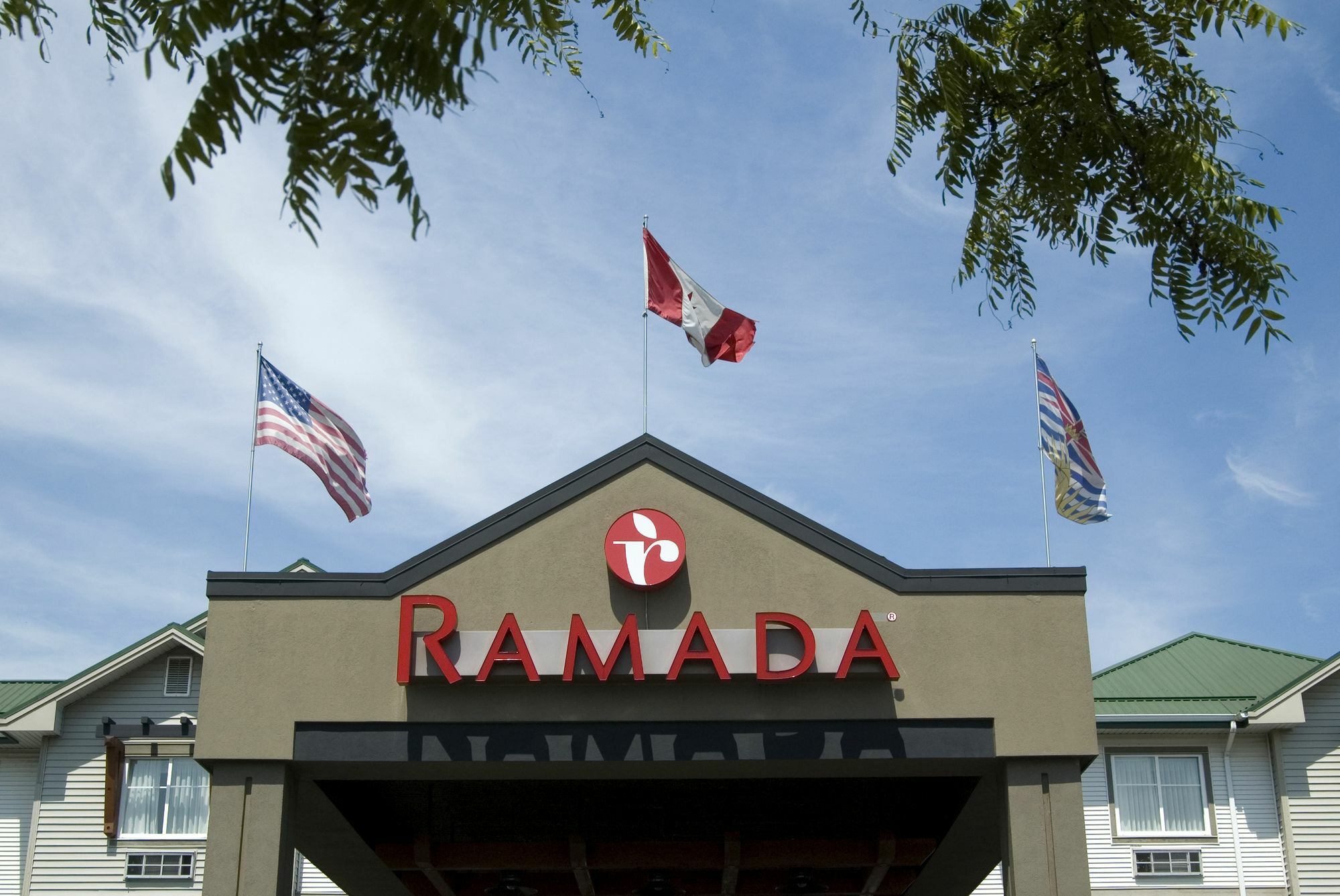 Ramada By Wyndham Surrey/Langley Hotel Bagian luar foto